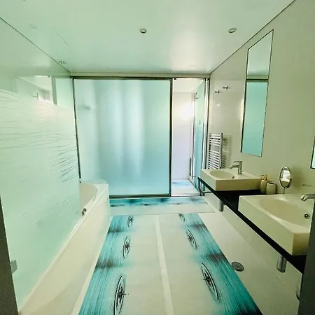 Villa I U *